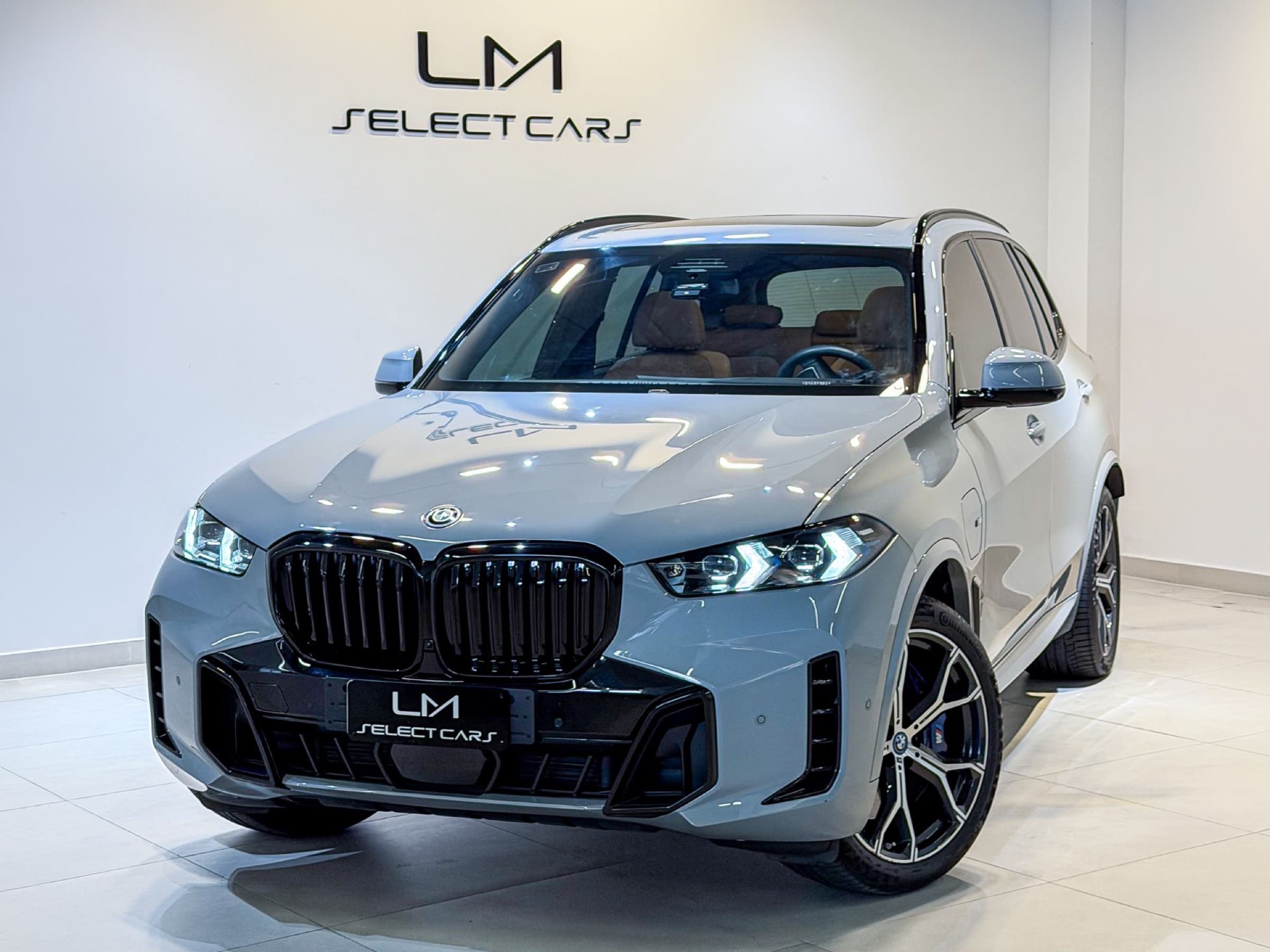 BMW X5 xDrive50e M Sport cinza no showroom LM