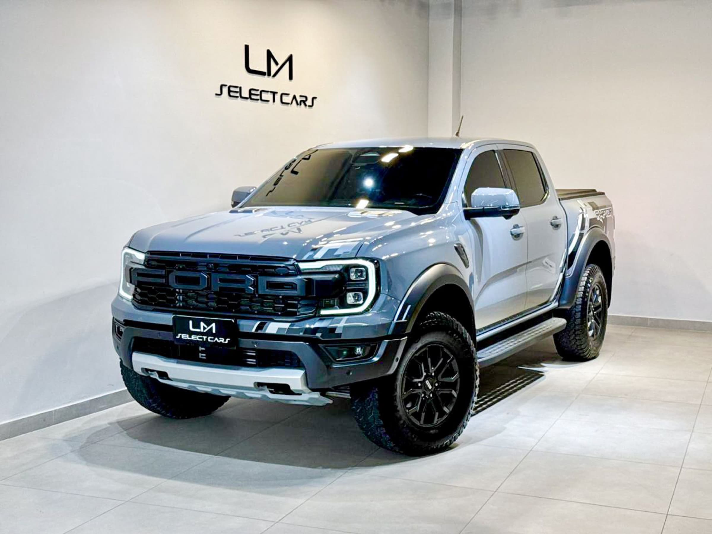 Ford Ranger Raptor cinza no showroom LM