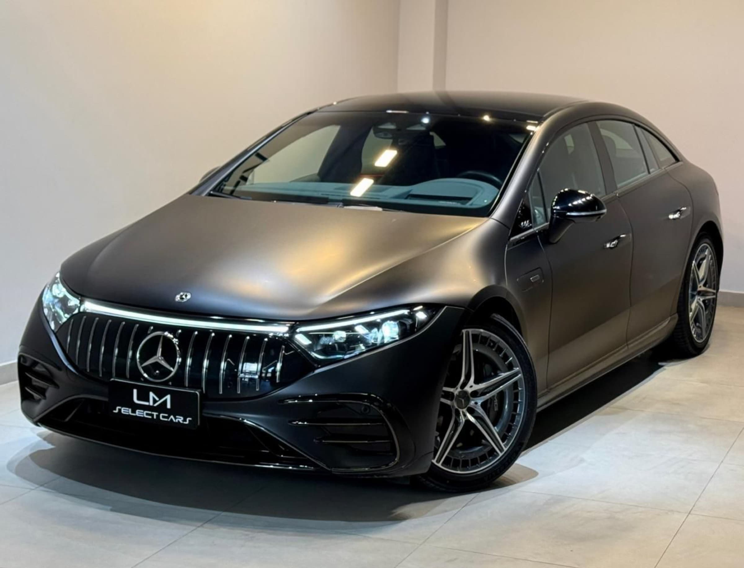 Mercedes-AMG EQS 53 preto fosco no showroom LM