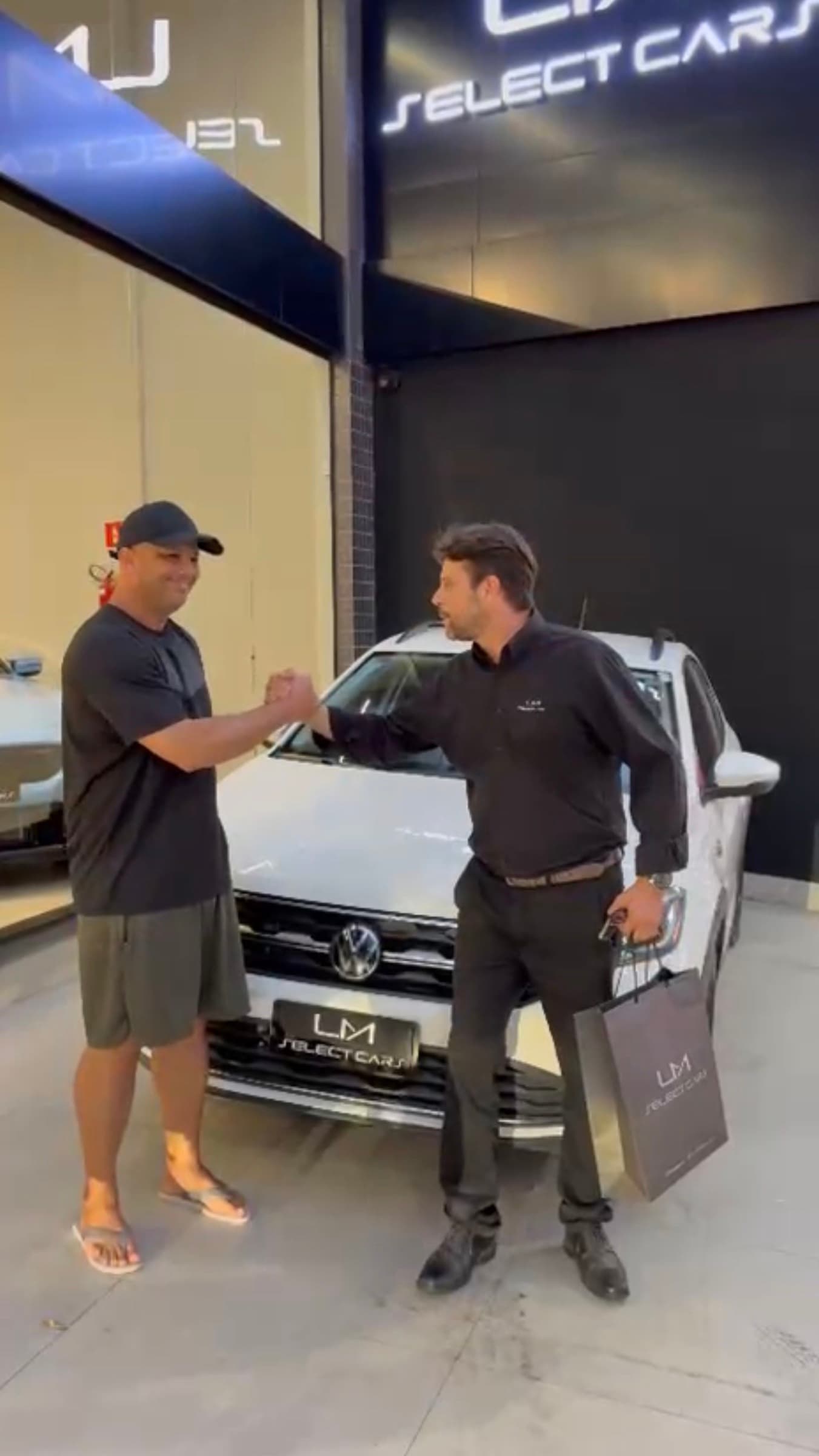 Consultor LM cumprimenta cliente na entrega do carro