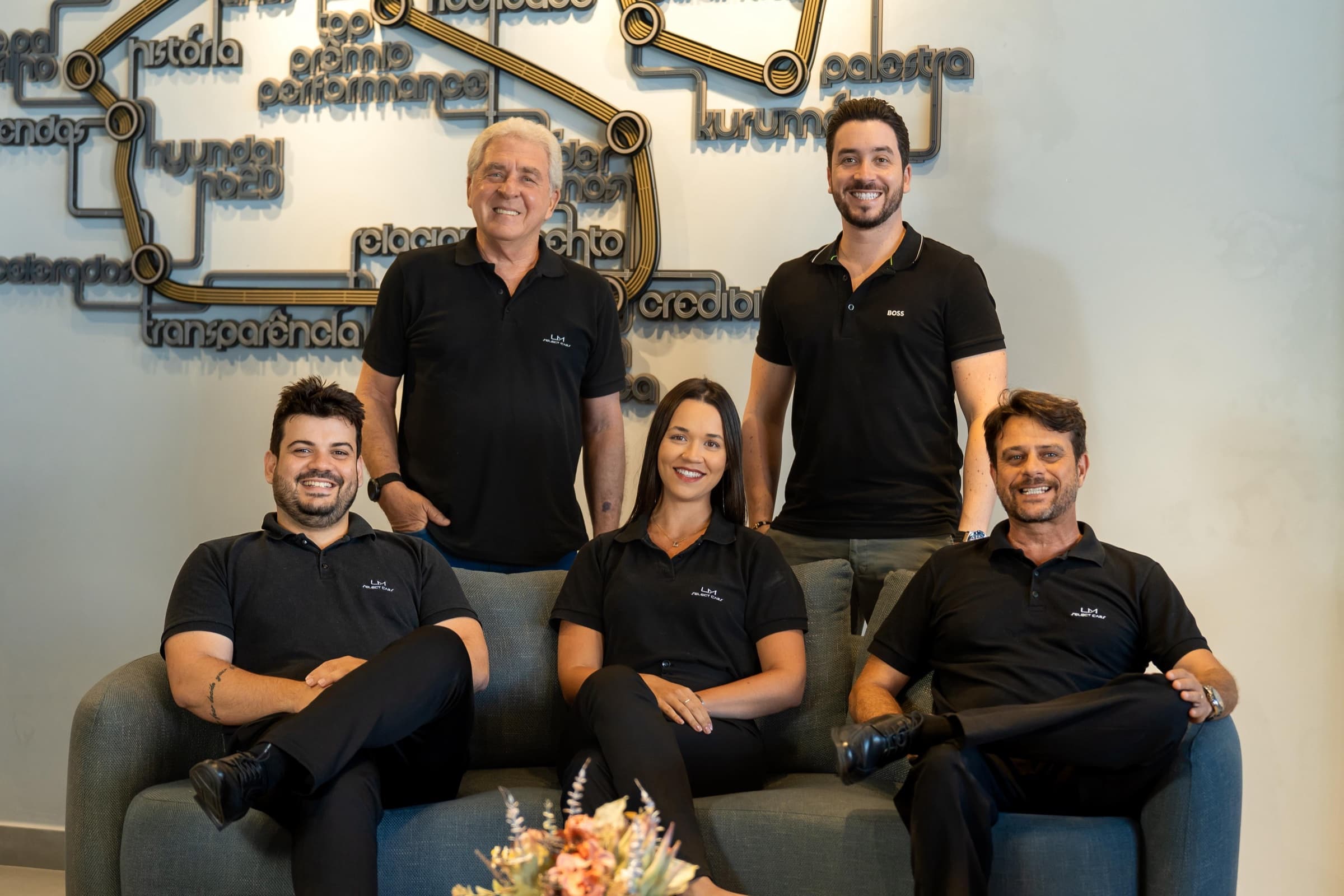 Equipe LM Select Cars no lounge do showroom