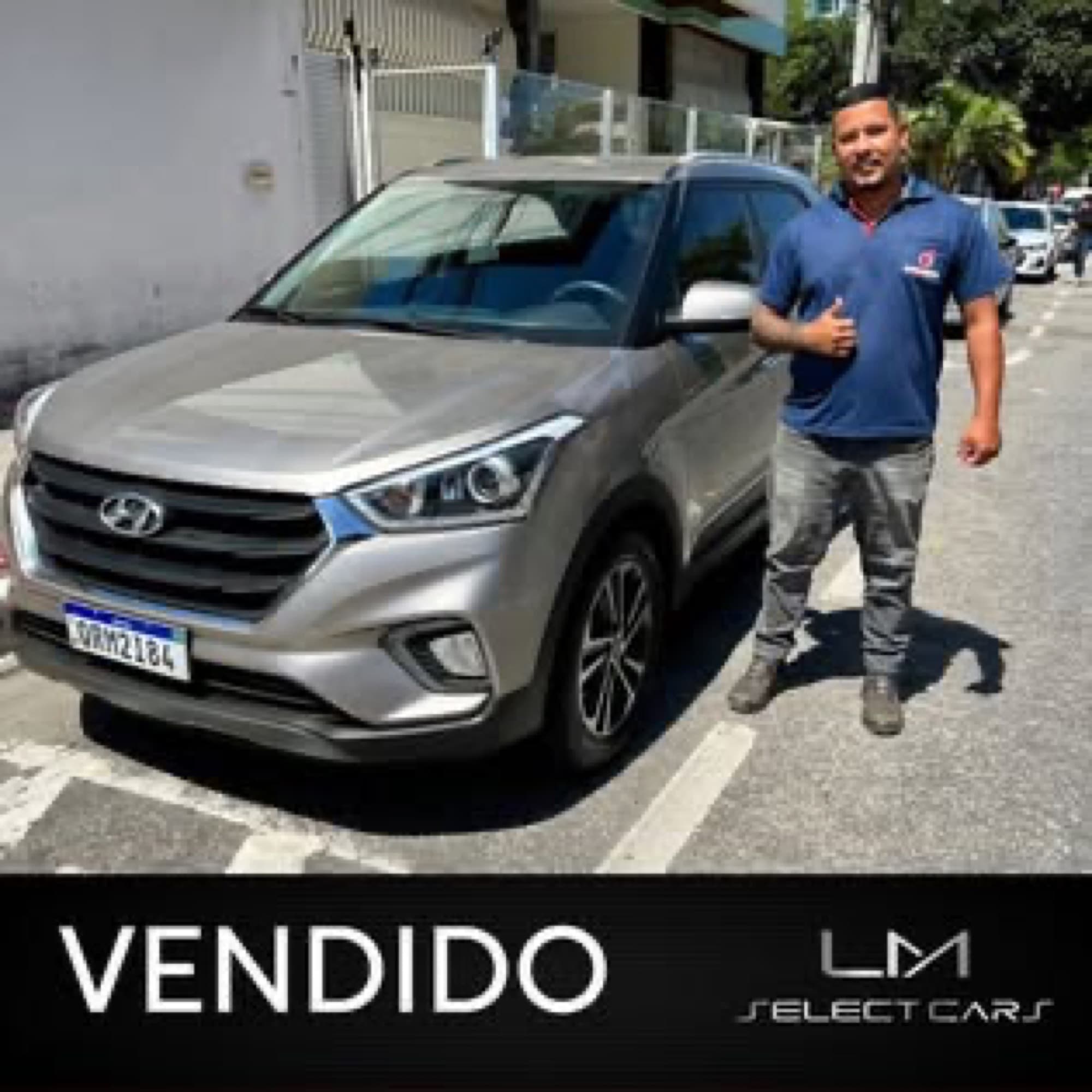 Cliente com Hyundai Creta prata