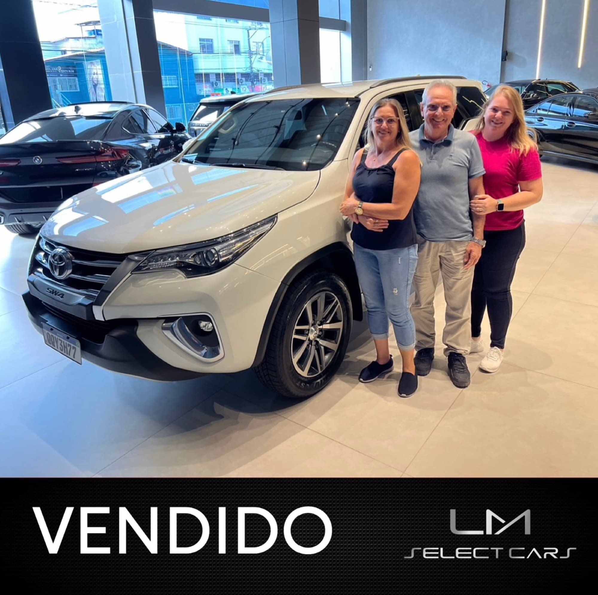 Família com Toyota SW4 branca no showroom LM