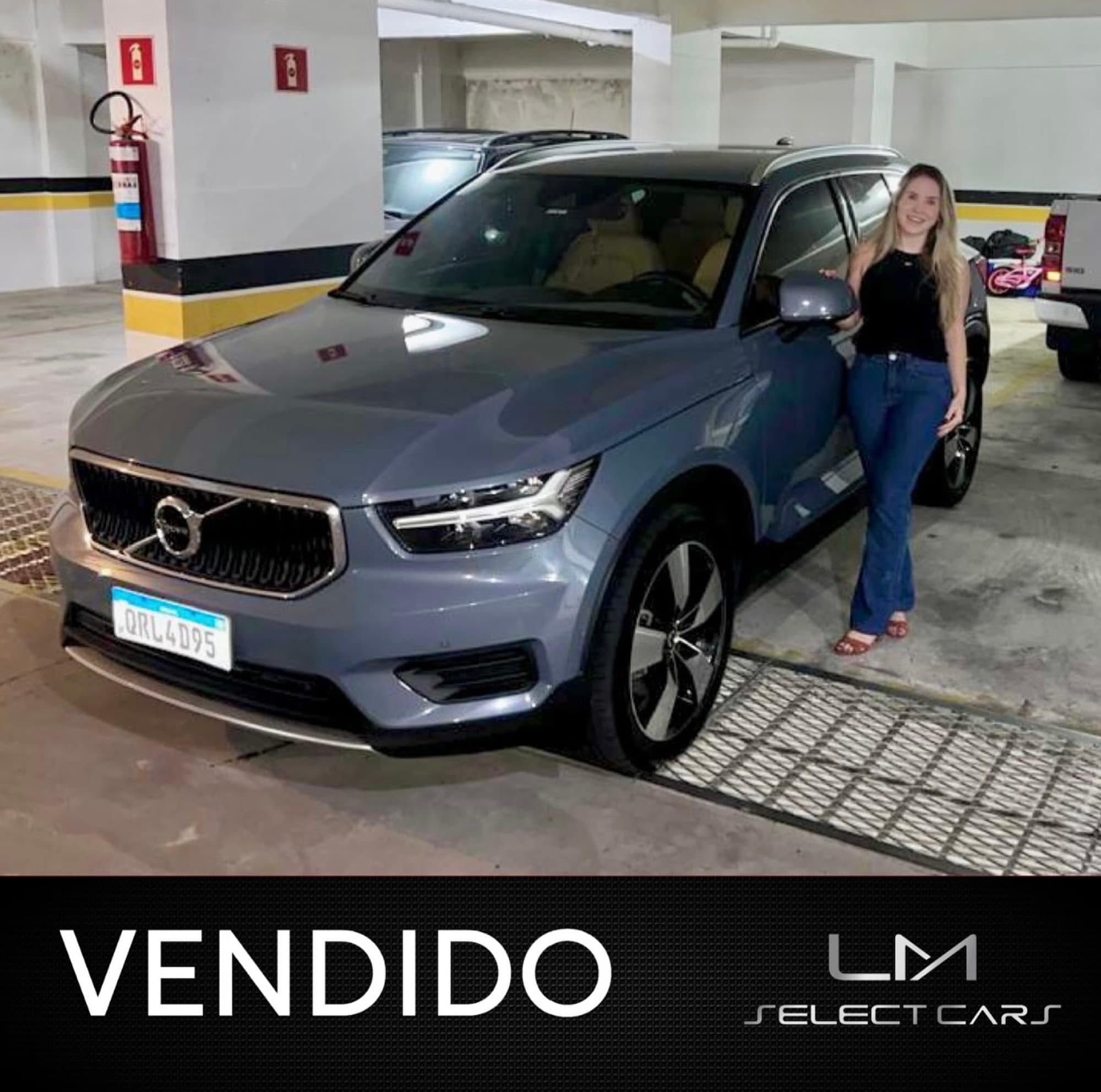 Cliente com Volvo XC40 azul