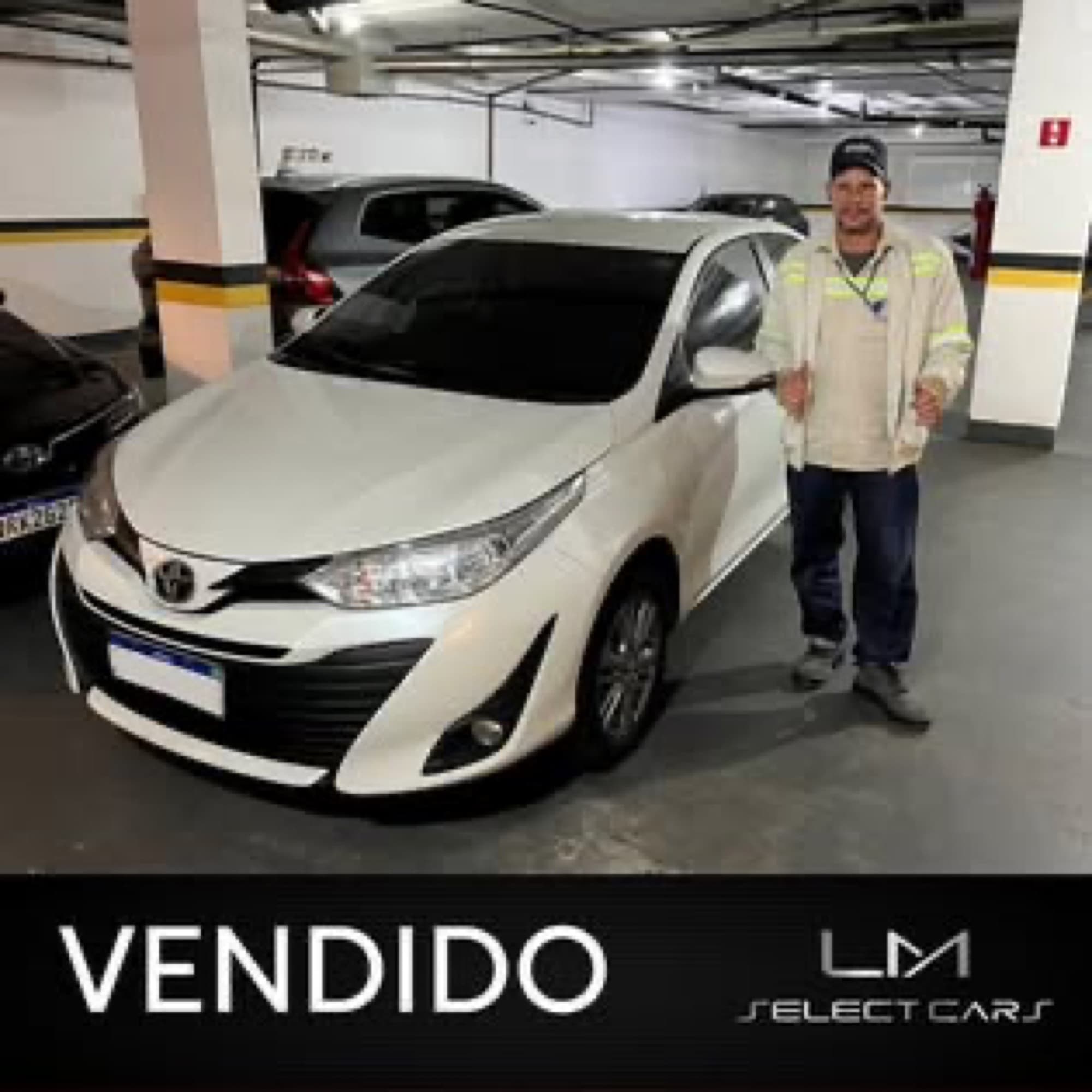 Cliente com Toyota Yaris branco