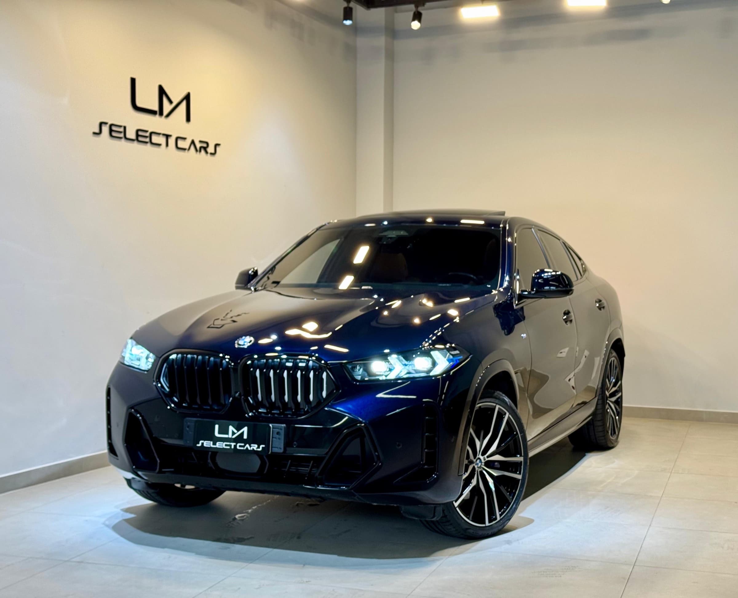 BMW X6 sob spot de luz na parede com logo LM