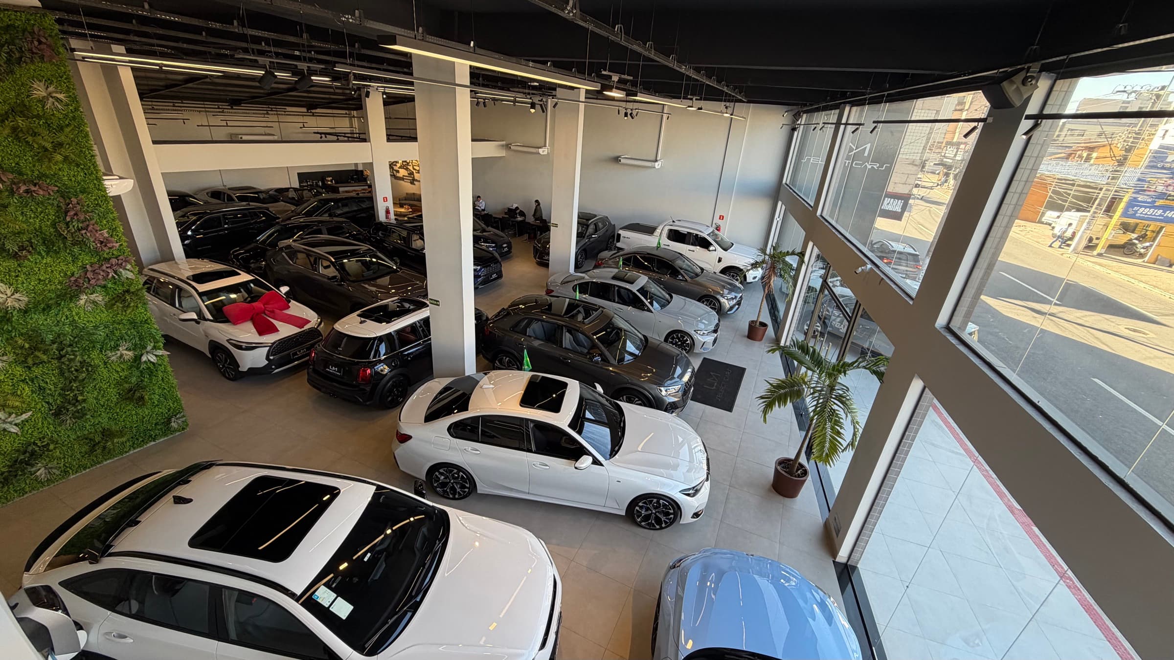 Vista do mezanino do showroom LM com parede verde