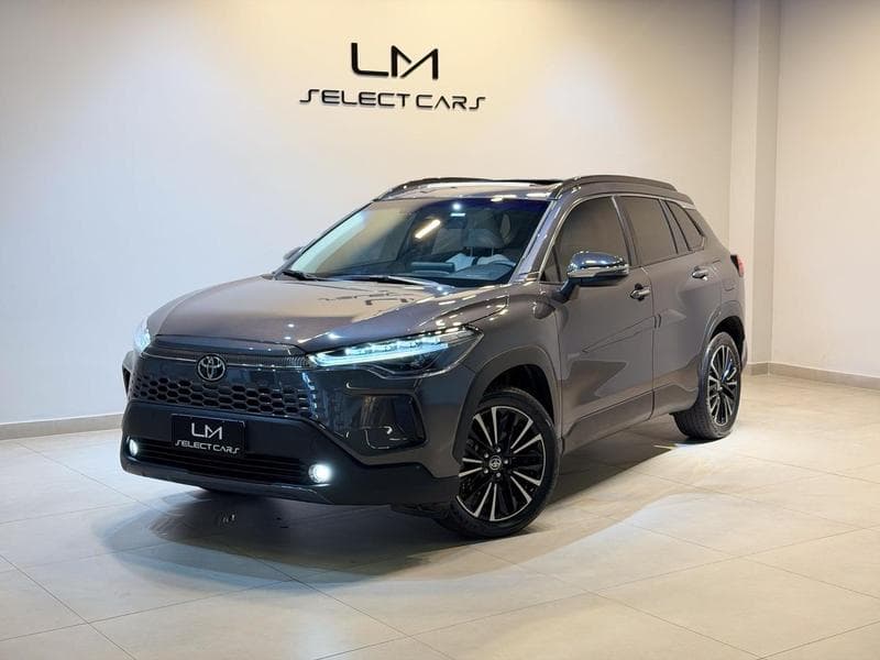 Toyota Corolla Cross XRX 2024/2025 — foto de estúdio LM