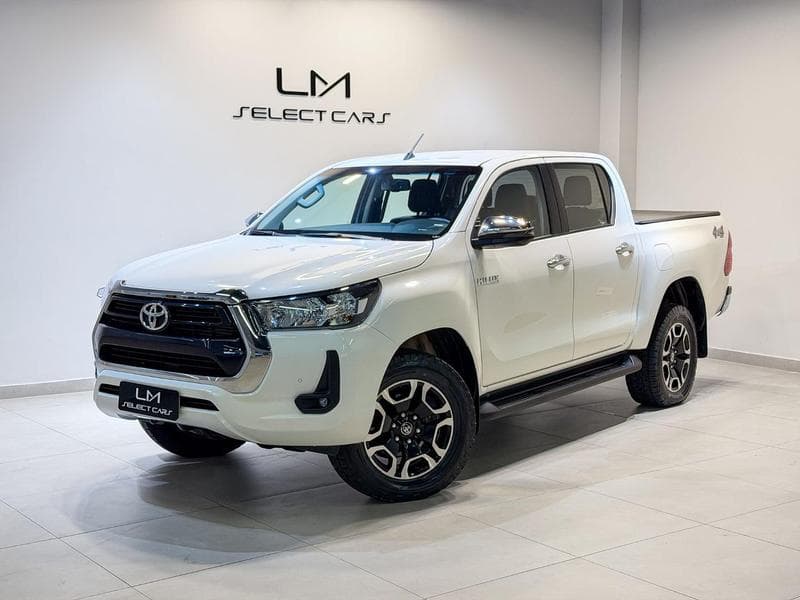 Toyota Hilux SRV 2023/2024 — foto de estúdio LM