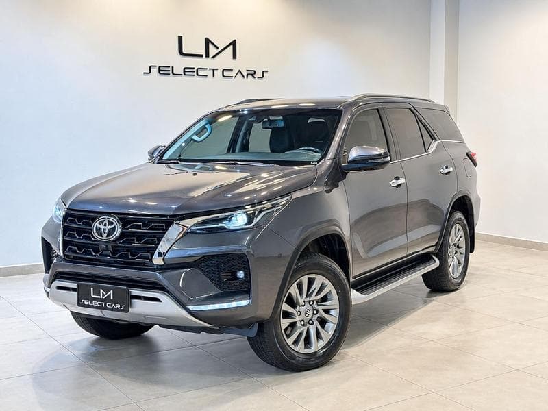 Toyota Hilux SW4 SRX 2023/2024 — foto de estúdio LM